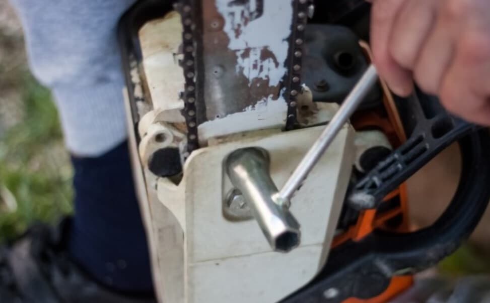 Tightening the Chainsaw chain